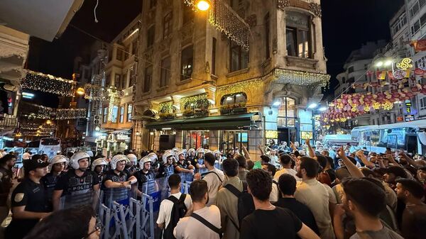 İstanbul'da Leman dergisine tepki: Derginin bulunduğu sokağın giriş ve çıkışları bariyerlerle kapatıldı - Sputnik Türkiye