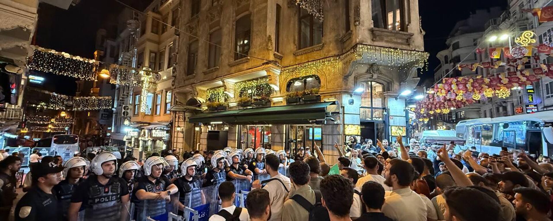 İstanbul'da Leman dergisine tepki: Derginin bulunduğu sokağın giriş ve çıkışları bariyerlerle kapatıldı - Sputnik Türkiye, 1920, 01.07.2025