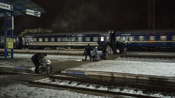 İnsanlar Sumı şehrinde bir trene biniyor - Sputnik Türkiye