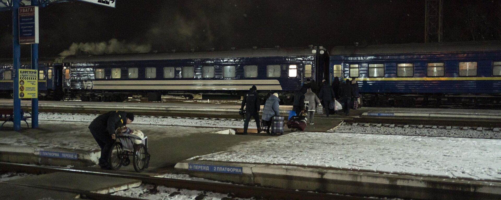 İnsanlar Sumı şehrinde bir trene biniyor - Sputnik Türkiye, 1920, 01.07.2025