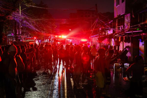 Yangının başlamasının ardından bölgeye itfaiye ve acil yardım ekipleri sevk edildi. - Sputnik Türkiye