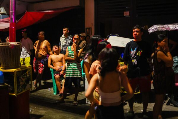 Yangın mağdurlarına yardım malzemeleri, hijyen kitleri ve diğer temel malzemeler de dağıtıldı. - Sputnik Türkiye