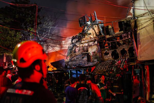 Manila belediye başkanı Isko Moreno, yangın mağdurlarını yerinde ziyaret etti. - Sputnik Türkiye