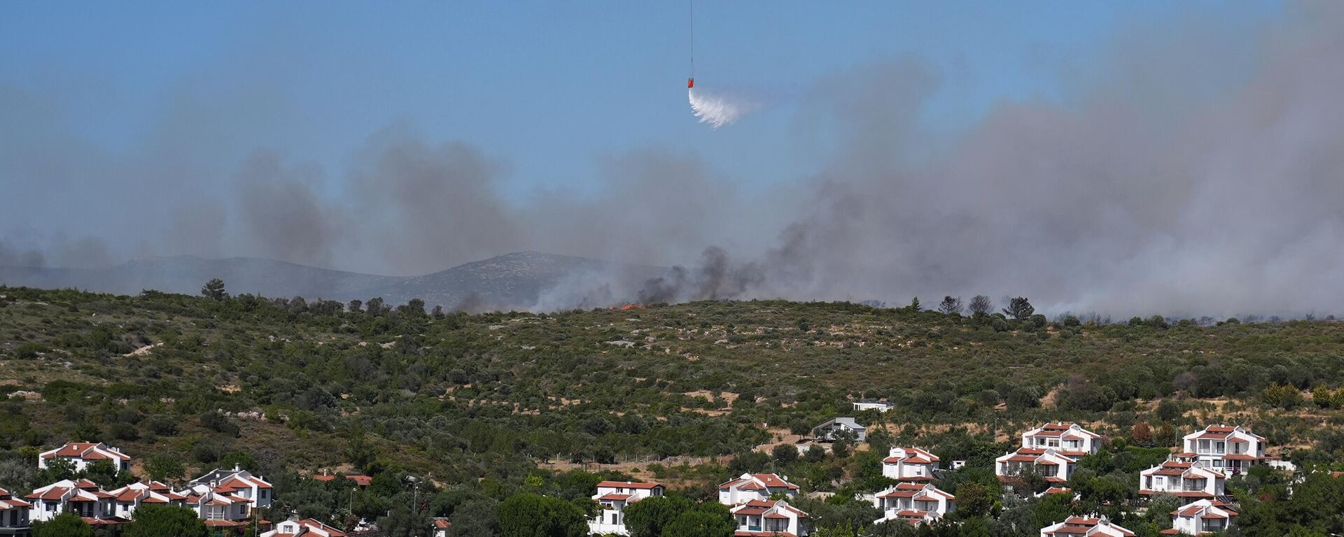 Çeşme yangını - Sputnik Türkiye, 1920, 02.07.2025
