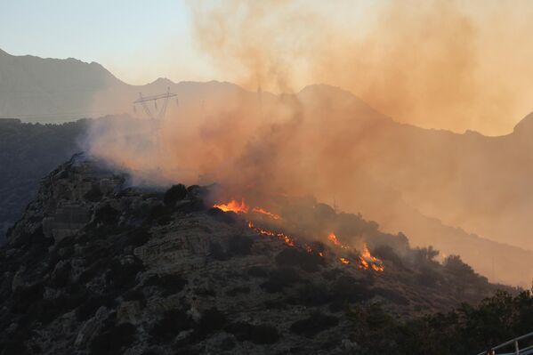 Girit Adası&#x27;nın Laşit bölgesinin en büyük yerleşkesi olan Ierapetra&#x27;da ormanlık alanda başlayan yangın kısa zamanda kontrolden çıkarak yerleşim birimlerini tehdit etmeye başladı.  - Sputnik Türkiye