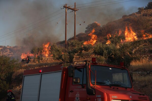 Bugün yangının yerleşim yerlerine sıçraması sonucu bazı evler zarar gördü. - Sputnik Türkiye