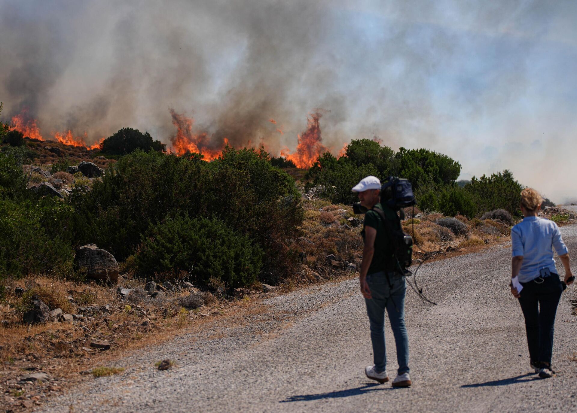 İzmir, Çeşme'de yangın nedeniyle otoyol ve bazı yollar trafiğe kapatıldı - Sputnik Türkiye, 1920, 03.07.2025