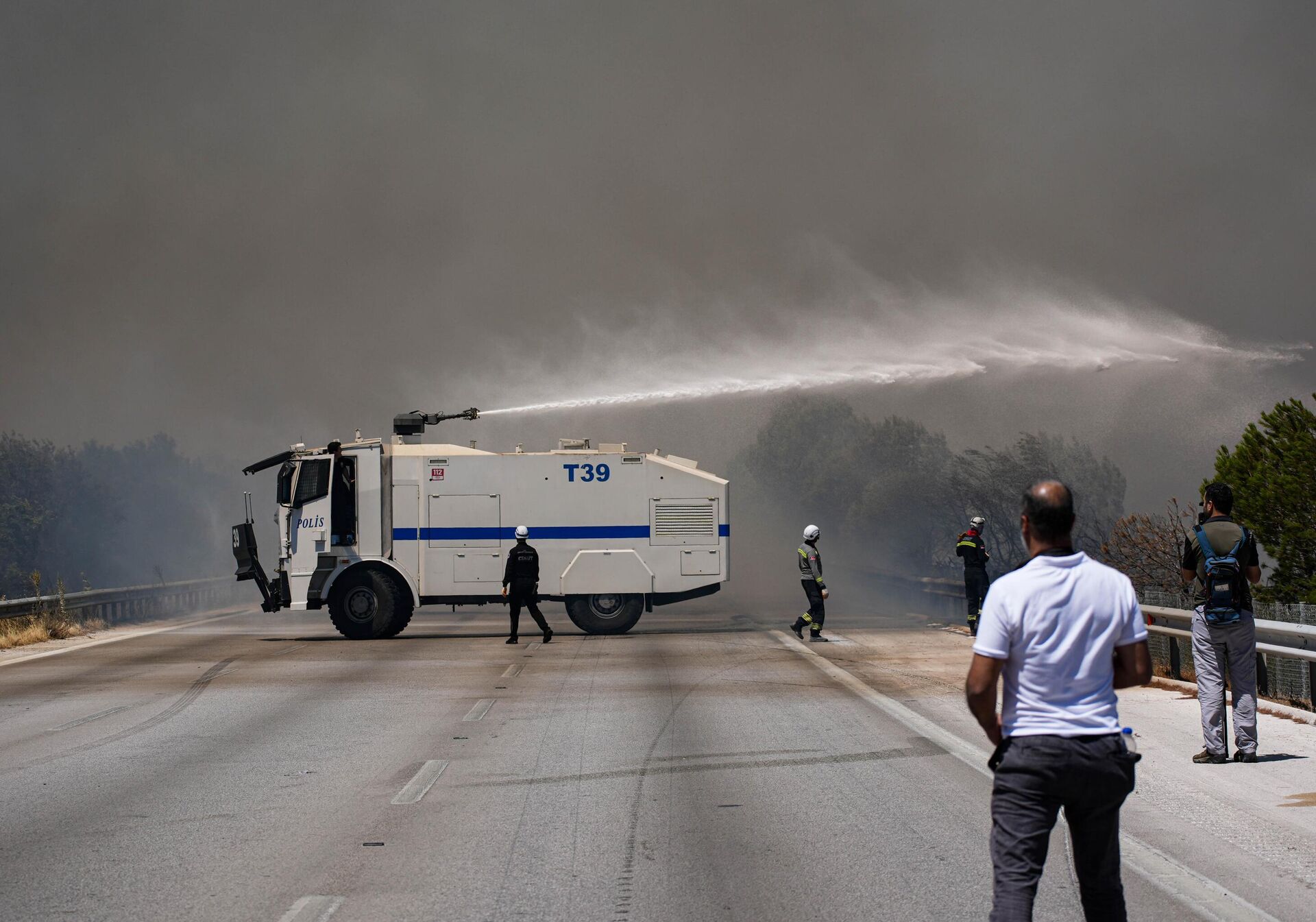 İzmir, Çeşme'de yangın nedeniyle otoyol ve bazı yollar trafiğe kapatıldı - Sputnik Türkiye, 1920, 03.07.2025