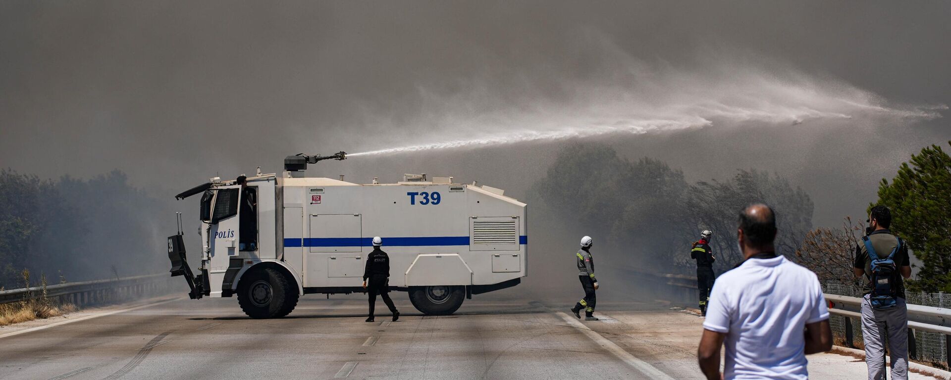 İzmir, Çeşme'de yangın nedeniyle otoyol ve bazı yollar trafiğe kapatıldı - Sputnik Türkiye, 1920, 03.07.2025