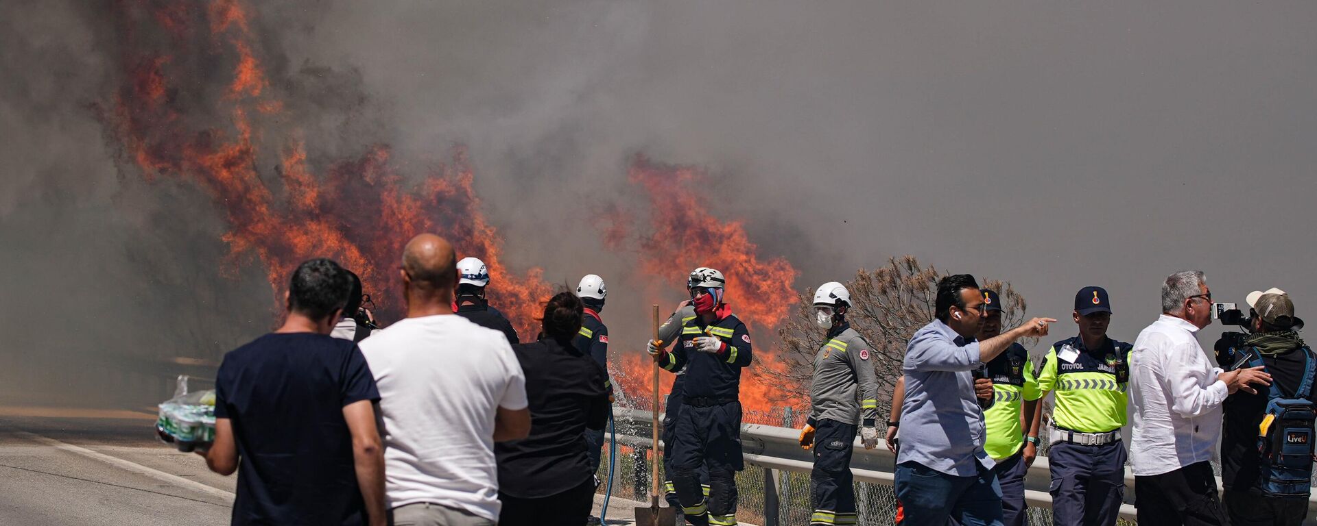 İzmir, Çeşme'de yangın nedeniyle otoyol ve bazı yollar trafiğe kapatıldı - Sputnik Türkiye, 1920, 03.07.2025