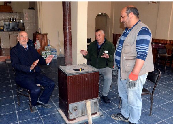 Erzurum, Kars ve Ardahan&#x27;da temmuz ayında etkili olan soğuk hava kış mevsimini aratmadı. Kars&#x27;ta bazı kahvehane işletmecileri soba yaktı. - Sputnik Türkiye