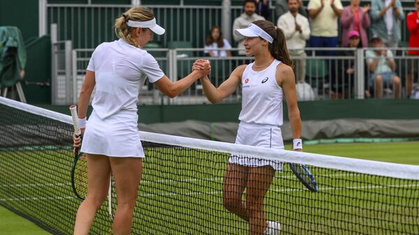 İngiltere'nin başkenti Londra'da düzenlenen sezonun üçüncü grand slam tenis turnuvasında dünya sıralamasında 88. sırada bulunan milli tenisçi Zeynep Sönmez, 18. basamakta yer alan rakibi Ekaterina Aleksandrova ile 3. turda karşılaştı. Milli tenisçi, rakibine 2-0 mağlup olarak turnuvaya veda etti. - Sputnik Türkiye