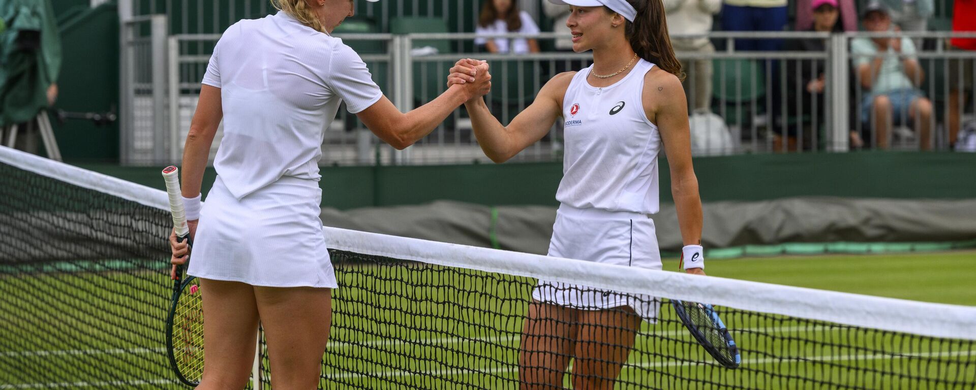 İngiltere'nin başkenti Londra'da düzenlenen sezonun üçüncü grand slam tenis turnuvasında dünya sıralamasında 88. sırada bulunan milli tenisçi Zeynep Sönmez, 18. basamakta yer alan rakibi Ekaterina Aleksandrova ile 3. turda karşılaştı. Milli tenisçi, rakibine 2-0 mağlup olarak turnuvaya veda etti. - Sputnik Türkiye, 1920, 05.07.2025