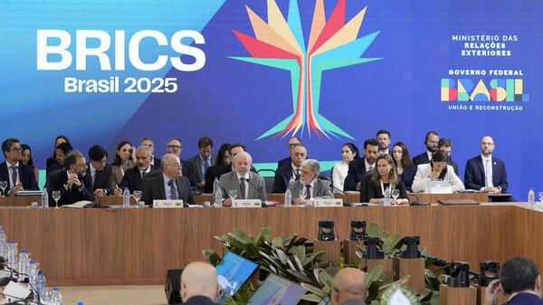 El presidente de Brasil, Luiz Inácio Lula da Silva, durante la sesión de apertura de la Primera Reunión de Sherpas en preparación para la reunión BRICS de julio en Brasil, el 26 de febrero de 2025 - Sputnik Türkiye