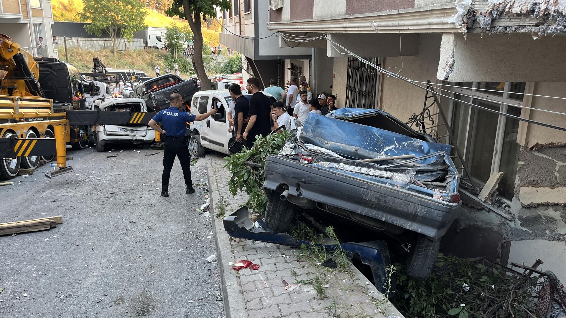 Sürücüsünün kontrolü kaybettiği vinç, park halindeki 23 araca çarparak hasar verdi Sürücüsünün kontrolü kaybettiği vinç, park halindeki 23 araca çarparak hasar verdi - Sputnik Türkiye, 1920, 06.07.2025