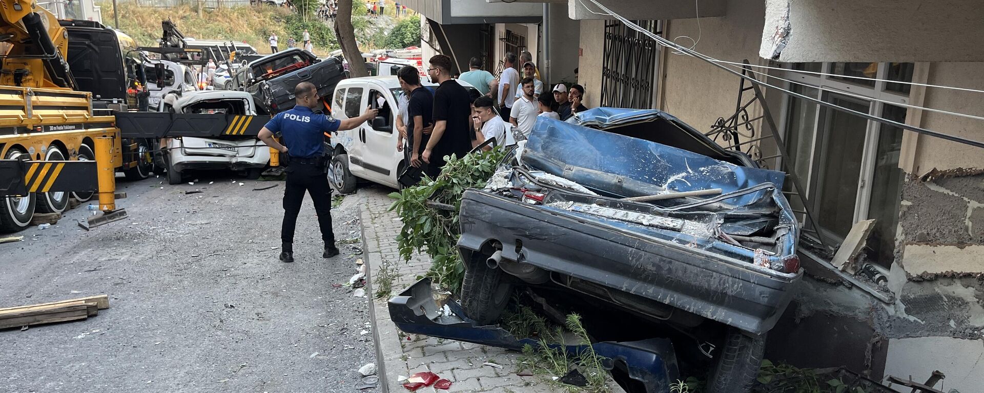 Sürücüsünün kontrolü kaybettiği vinç, park halindeki 23 araca çarparak hasar verdi - Sputnik Türkiye, 1920, 06.07.2025