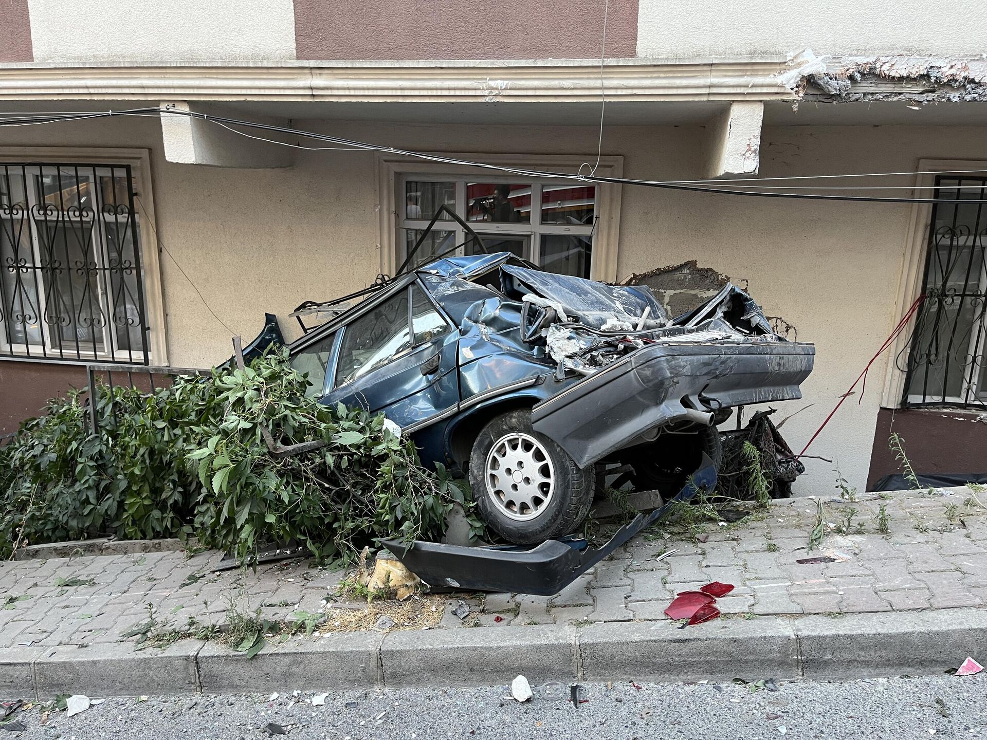 Sürücüsünün kontrolü kaybettiği vinç, park halindeki 23 araca çarparak hasar verdi Sürücüsünün kontrolü kaybettiği vinç, park halindeki 23 araca çarparak hasar verdi - Sputnik Türkiye, 1920, 06.07.2025