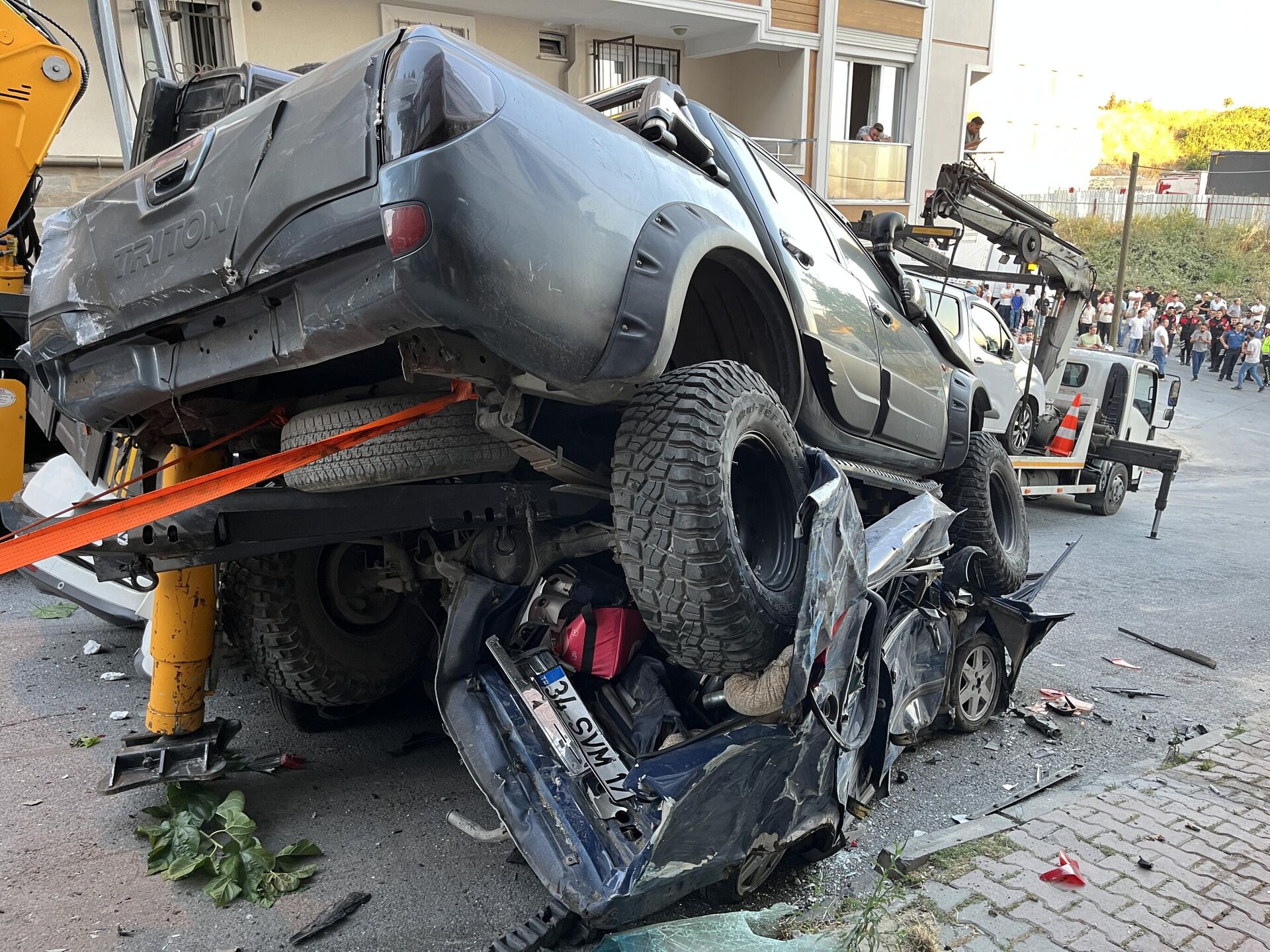 Sürücüsünün kontrolü kaybettiği vinç, park halindeki 23 araca çarparak hasar verdi Sürücüsünün kontrolü kaybettiği vinç, park halindeki 23 araca çarparak hasar verdi - Sputnik Türkiye, 1920, 06.07.2025