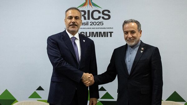 Dışişleri Bakanı Hakan Fidan Brezilya’nın Rio de Janeiro kentinde düzenlenen BRICS Zirvesi marjında, İran Dışişleri Bakanı Abbas Arakçi ile görüştü - Sputnik Türkiye