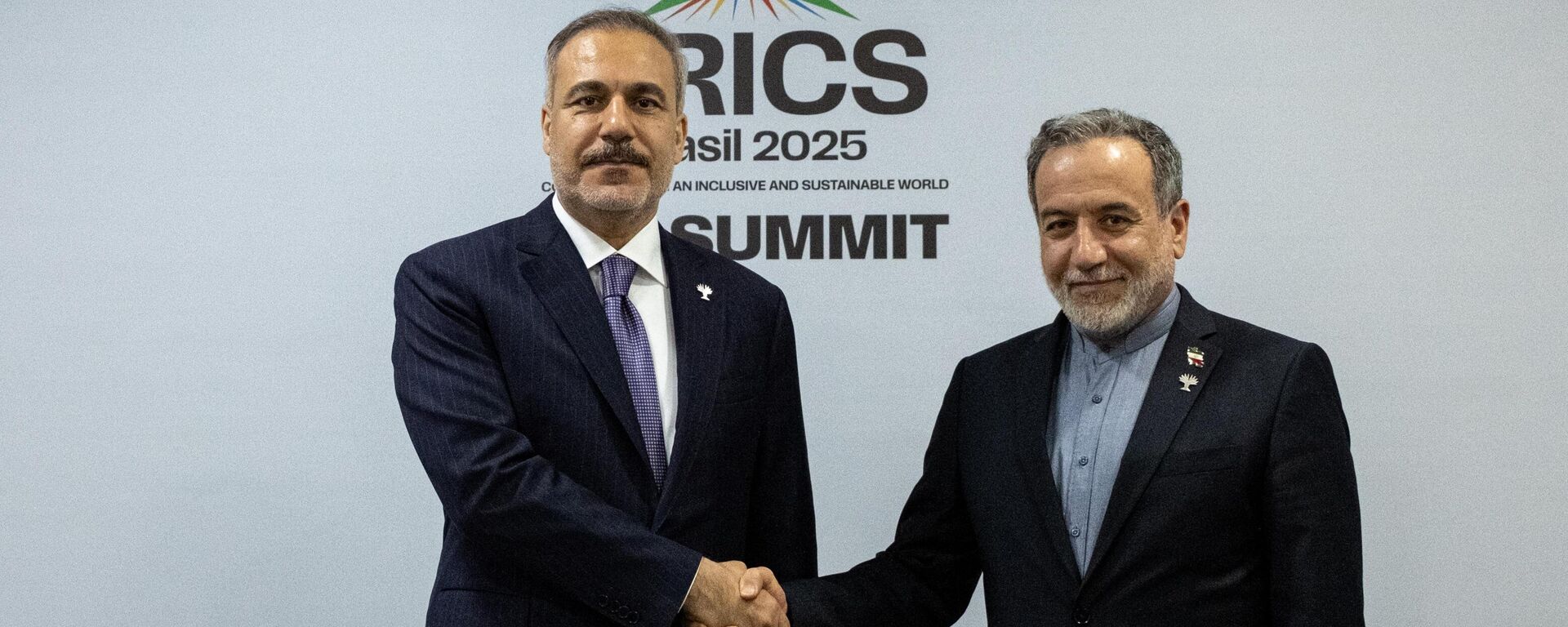 Dışişleri Bakanı Hakan Fidan Brezilya’nın Rio de Janeiro kentinde düzenlenen BRICS Zirvesi marjında, İran Dışişleri Bakanı Abbas Arakçi ile görüştü - Sputnik Türkiye, 1920, 06.07.2025