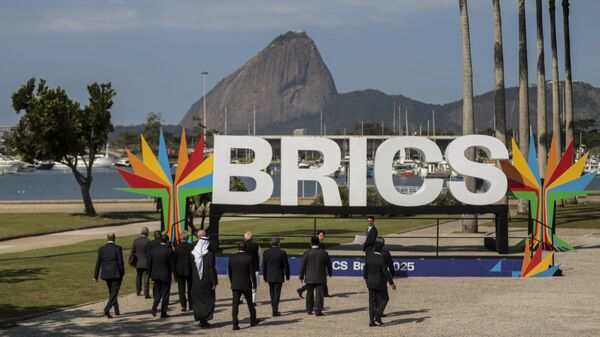 Líderes do BRICS caminhando em direção da foto oficial do evento, no Rio de Janeiro, Brasil. 6 de junho de 2025. - Sputnik Türkiye