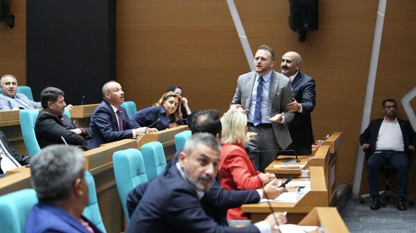 
Üsküdar Belediye Meclisi'nde baklava gerginliği: AK Partili ve CHP'li meclis üyeleri arasında tartışma çıktı - Sputnik Türkiye
