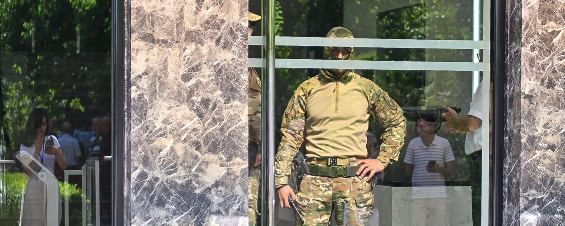 Сотрудники правоохранительных органов проводят обыски в головном офисе Электросетей Армении (8 июля 2025). Еревaн - Sputnik Türkiye, 1920, 08.07.2025