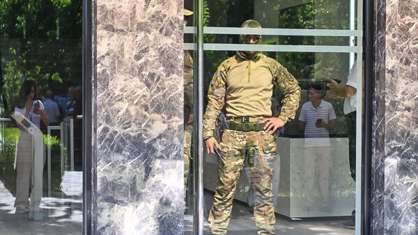 Сотрудники правоохранительных органов проводят обыски в головном офисе Электросетей Армении (8 июля 2025). Еревaн - Sputnik Türkiye
