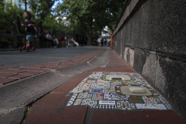 Sanatçı, yıpranmış kaldırımların çatlaklarını geometrik desenli, rengarenk mozaiklerle doldurarak hem çevreye estetik bir dokunuş yaptı hem de kente bakan gözlere küçük sürprizler sundu. - Sputnik Türkiye