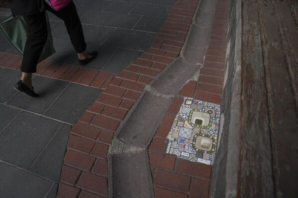 20 yılı aşkın süredir mozaik sanatıyla ilgilenen sanatçı, 2016’da geliştirdiği “Çatlakları İyileştirme Sanatı” akımını Türkiye’ye taşıdı. - Sputnik Türkiye
