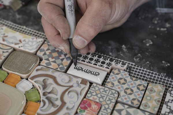 Ememem, ilk olarak Lyon’daki atölyesinin önündeki çatlamış kaldırıma mozaik yerleştirerek başladığı bu özgün sanatı, kısa sürede uluslararası bir projeye dönüştürdü. - Sputnik Türkiye