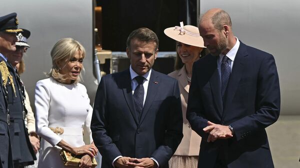 Fransa Cumhurbaşkanı Emmanuel Macron ve eşi Brigitte Macron, Prens William ve Prenses Middleton ile birlikte - Sputnik Türkiye