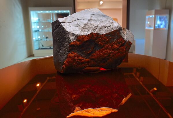 Mars meteoritleri ise, yaklaşık 200 milyon kilometre öteden kopup Dünya'ya ulaşmaları nedeniyle bilim dünyası için büyük önem taşıyor. - Sputnik Türkiye