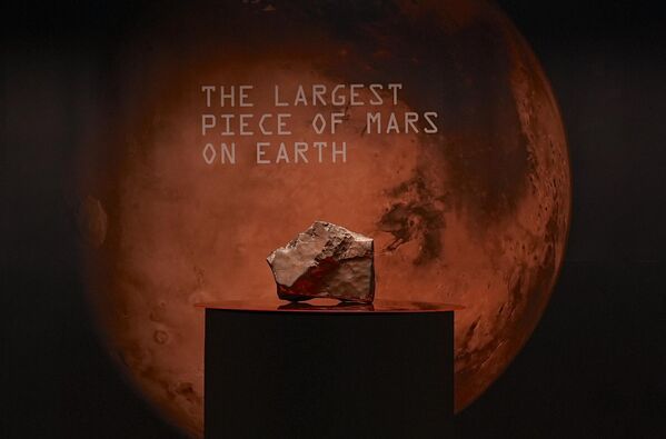 Mars'ın Dünya üzerindeki en büyük parçası olan meteoritin 4 milyon dolara kadar alıcı bulması bekleniyor. - Sputnik Türkiye