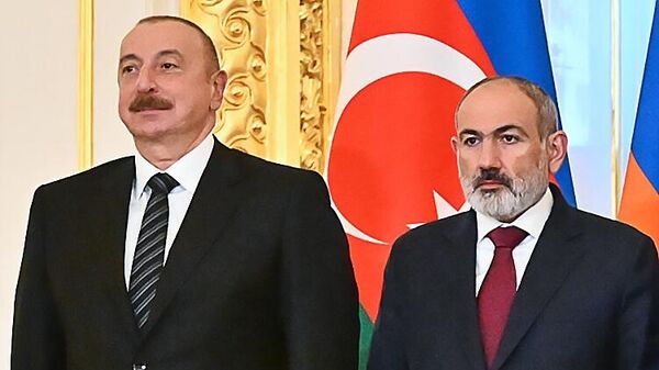 Azerbaycan Cumhurbaşkanı İlham Aliyev ile Ermenistan Başbakanı Nikol Paşinyan - Sputnik Türkiye