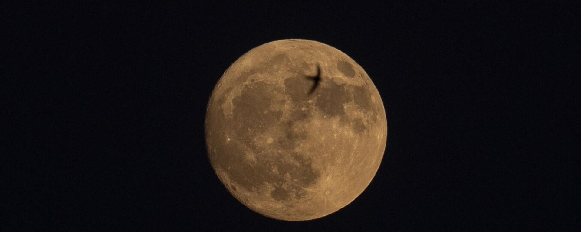 Başkentte akşam saatlerinde gökyüzünde beliren dolunay, kırlangıçlar ile güzel görüntü oluşturdu. - Sputnik Türkiye, 1920, 10.07.2025