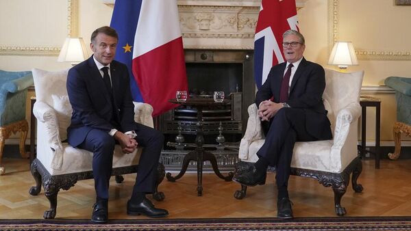 Fransa Cumhurbaşkanı Emmanuel Macron ve İngiltere Başbakanı Keir Starmer - Sputnik Türkiye