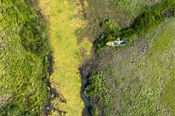 Havadan çekilen karelerde, gözelerin etrafında geniş alanların tamamen kuruduğu ve toprak çatlaklarının oluştuğu görülüyor. - Sputnik Türkiye