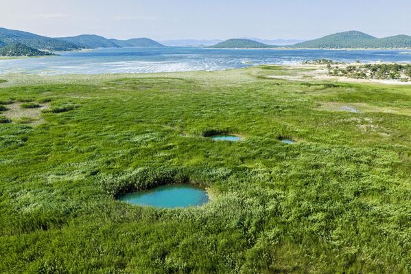 Gölü besleyen bu gözeler, suyun çekilmesiyle birlikte ilk kez net şekilde görüntülenebildi. - Sputnik Türkiye