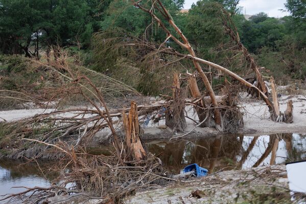 Yaşanan sel felaketinin ardından çamurla kaplanan bölgede kaybolanları arama çalışmaları sürüyor.  - Sputnik Türkiye