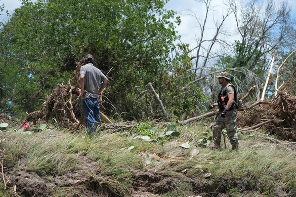 Arama kurtarma çalışmaları sürerken, bölgeye helikopterler ve özel eğitimli köpeklerin destek verdiği ekipler sevk edildi.  - Sputnik Türkiye