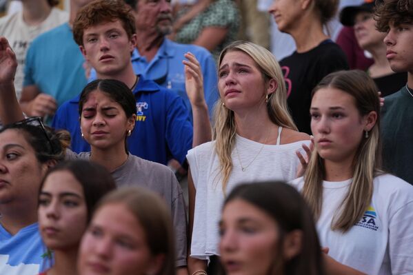 Sel felaketinin ardından, Kerrville ilçesindeki Antler Stadyumu&#x27;nda yaşamını yitirenler için anma töreni düzenlendi.  - Sputnik Türkiye
