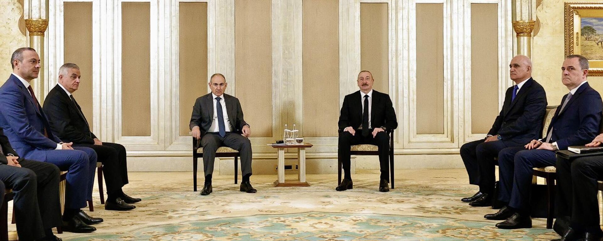 Премьер-министр Никол Пашинян на встрече с президентом Азербайджана Ильхамом Алиевым (10 июля 2025). Абу-Даби - Sputnik Türkiye, 1920, 10.07.2025