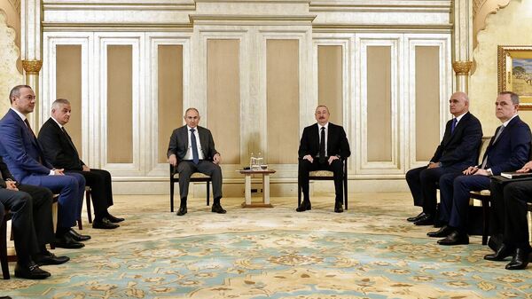 Премьер-министр Никол Пашинян на встрече с президентом Азербайджана Ильхамом Алиевым (10 июля 2025). Абу-Даби - Sputnik Türkiye