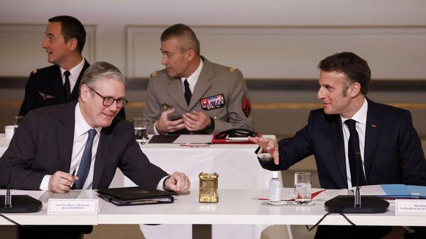 French President Emmanuel Macron, right, and Britain's Prime Minister Keir Starmer participate in the so-called Coalition of the willing summit at the Elysee Palace, Thursday, March 27, 2025. - Sputnik Türkiye