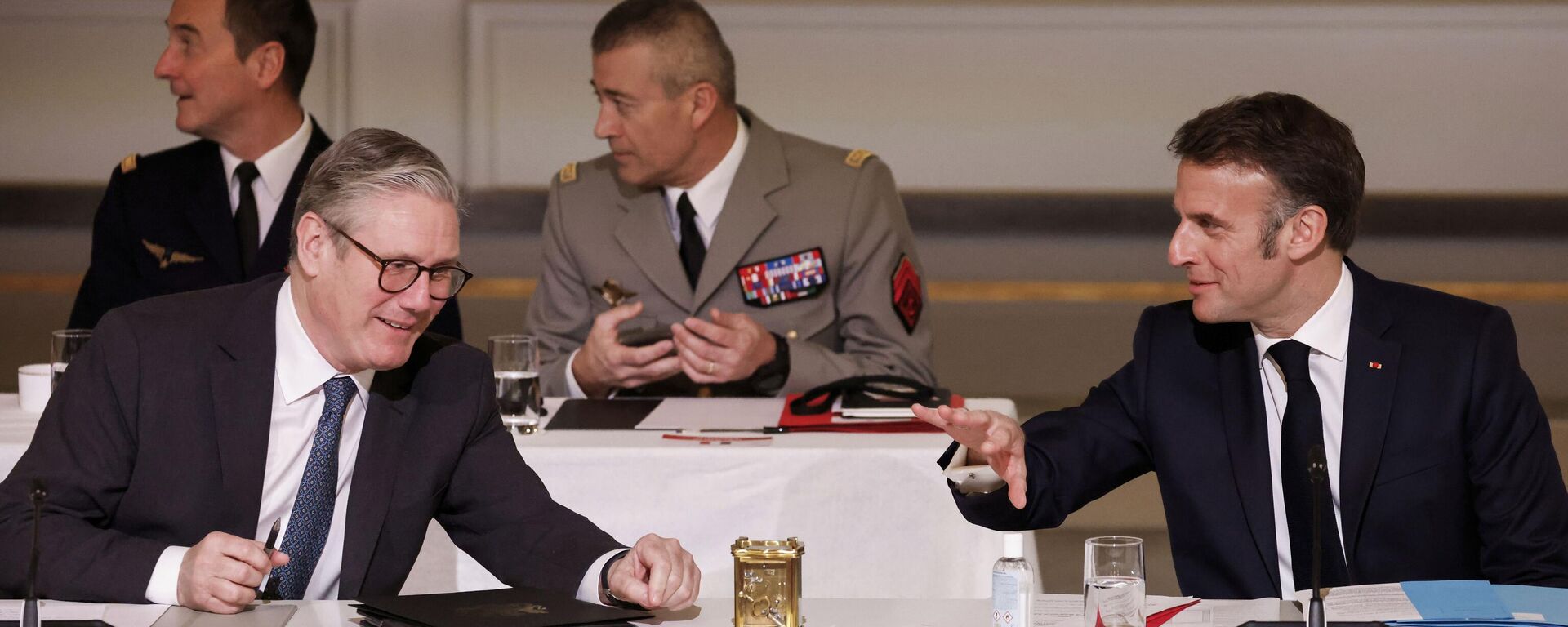 French President Emmanuel Macron, right, and Britain's Prime Minister Keir Starmer participate in the so-called Coalition of the willing summit at the Elysee Palace, Thursday, March 27, 2025. - Sputnik Türkiye, 1920, 11.07.2025