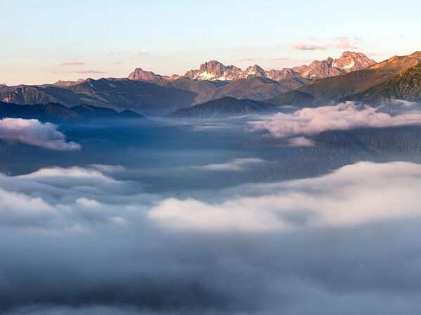 Bölgedeki vadileri kaplayan yoğun sis, gökyüzünden bakıldığında adeta sonsuz bir deniz görünümü oluşturdu. - Sputnik Türkiye