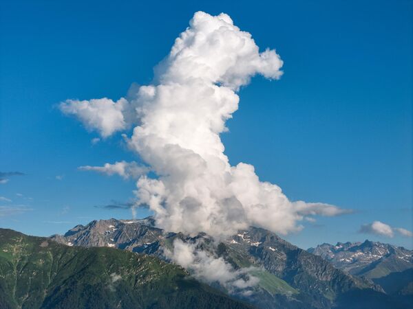 Havadan görüntülenen sis denizi, Kaçkar Dağları’nın yemyeşil yamaçlarıyla birleşerek kartpostallık manzaralar ortaya çıkardı. - Sputnik Türkiye