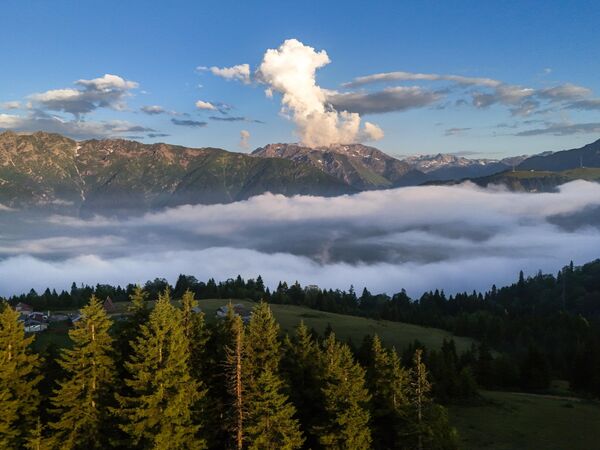 Sis bulutlarının üzerine yükselen köy evleri ve yaylalar, fotoğrafçılar ve doğaseverler için büyüleyici görüntüler sundu. - Sputnik Türkiye
