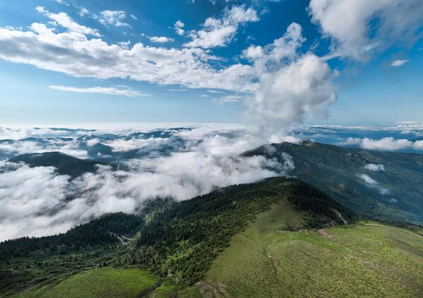 Her yıl binlerce turisti ağırlayan Kaçkar Dağları Milli Parkı, özellikle sonbahar ve ilkbaharda oluşan bu sis denizi manzarasıyla ziyaretçilerini kendine hayran bırakıyor. - Sputnik Türkiye